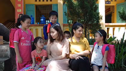 “Cõng” chữ lên non nơi rốn lũ