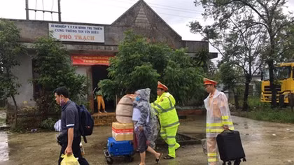 CSGT nỗ lực giúp dân sau sự cố đường sắt gián đoạn