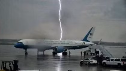Chuyên cơ của Tổng thống Mỹ Donald Trump suýt bị sét đánh trúng