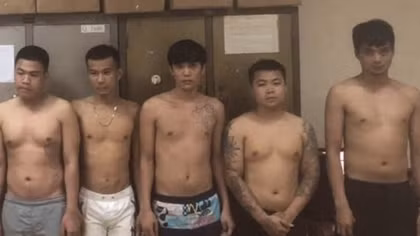Hỗn chiến vì tranh giành địa bàn... dán quảng cáo