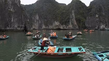 Một người tử vong do tàu chở khách bị lật ở Hạ Long
