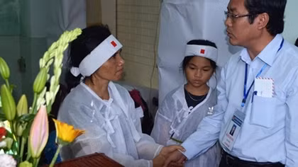Lãnh đạo Bộ GD&ĐT đến viếng thầy giáo coi thi đột tử tại Cà Mau