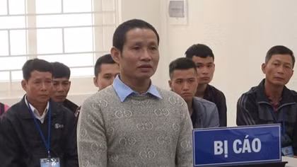 Vợ đòi ly hôn, chồng đâm thẳng ô tô vào 4 người nhà vợ