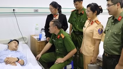 Thượng úy Công an bị thương trong khi cứu người nhảy cầu tự tử