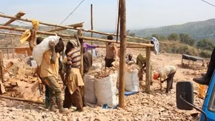 Khai thác vàng bất hợp pháp ở Uganda