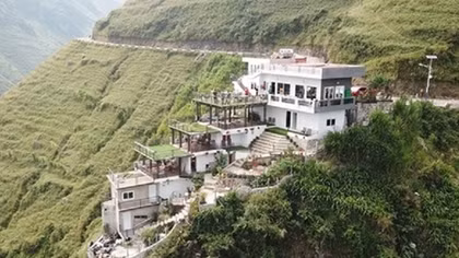 Vụ công trình trái phép trên đỉnh Mã Pì Lèng: Đừng đưa sinh mệnh ra "dọa" pháp luật