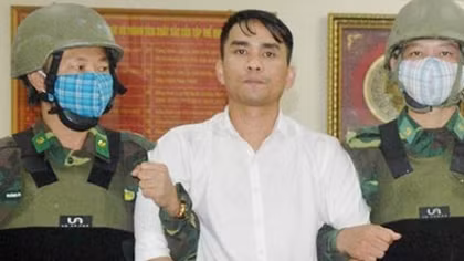 Bắt giữ đối tượng vận chuyển 6 bánh heroin cùng vũ khí nóng