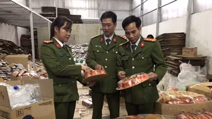 Hơn 2.500 hộp mứt thành phẩm không rõ nguồn gốc