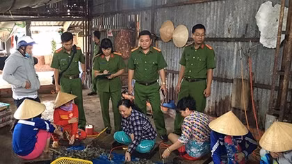 Mạnh tay xử lý nạn bơm tạp chất vào tôm