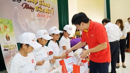 Vietjet mang chương trình "Thắp sáng những ước mơ" đến trẻ em nghèo