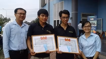 Khen thưởng 2 "soái ca" sửa xe miễn phí trong trận mưa kinh hoàng ở Sài Gòn