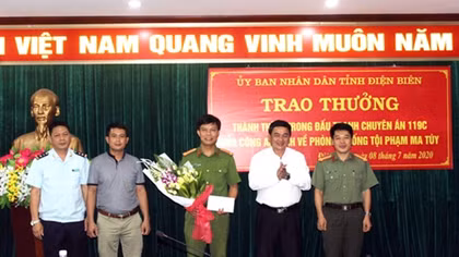 Khen thưởng các đơn vị bắt vụ vận chuyển 54 bánh heroin