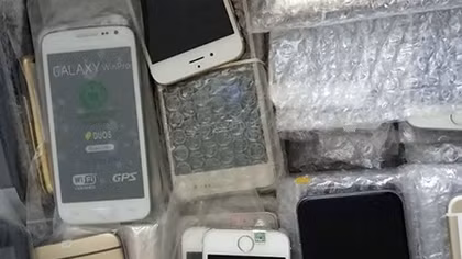 Vận chuyển trái phép 300 điện thoại di động