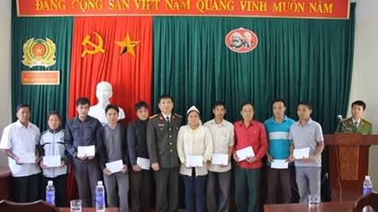 Công an tỉnh Bắc Kạn ủng hộ nhân dân huyện Đà Bắc 100 triệu đồng