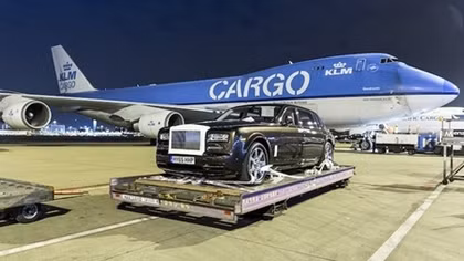 Xe siêu sang Rolls-Royce Dawn được vận chuyển bằng máy bay nào?