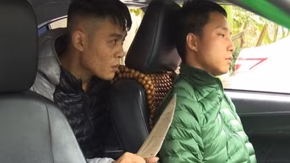 Mang dao bầu đi cướp tài sản của taxi lúc nửa đêm