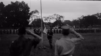 Hình ảnh lính Pháp cuốn cờ rút khỏi Hà Nội năm 1954