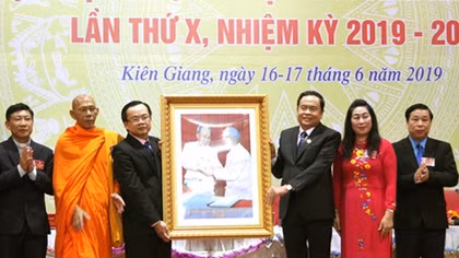Tăng cường củng cố, mở rộng khối đại đoàn kết toàn dân tộc, hướng mạnh về cơ sở