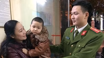 Công an phường tìm người thân cháu bé bị lạc