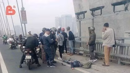 Người đàn ông tử vong sau va chạm với xe buýt trên cầu Nhật Tân 