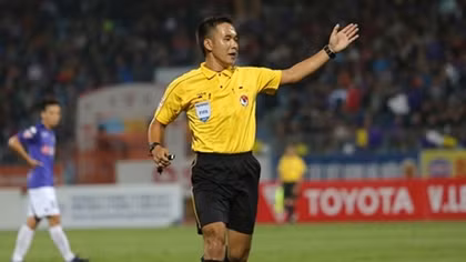 Từ một "vết đen" của trọng tài cầm còi V.League