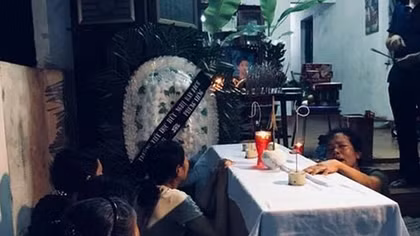 Vụ 8 học sinh đuối nước ở Hòa Bình: Cạn nước mắt bên những vòng hoa trắng