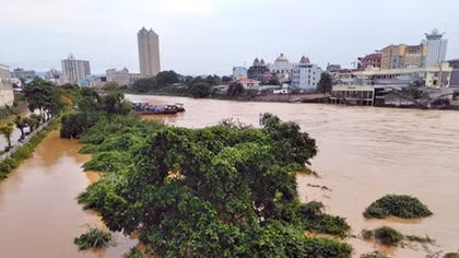 Mưa lớn bất ngờ gây ngập lụt TP Móng Cái