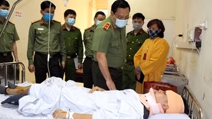 Thăm hỏi Trung úy Công an tổ công tác Y5/141 bị thương khi làm nhiệm vụ