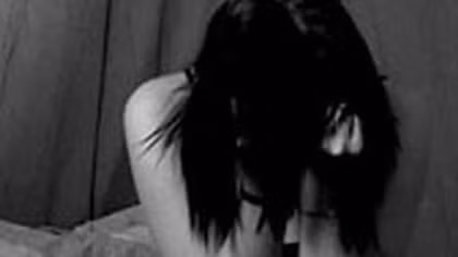 Thiếu nữ đi xem văn nghệ bị gã trai làm quen rồi hiếp dâm