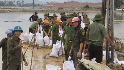 Công an tỉnh Bình Định: Vừa giữ an ninh, vừa giúp dân chống lũ