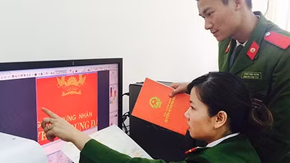 Một gia đình đặt làm 12 sổ đỏ, sổ hồng giả để lừa đảo
