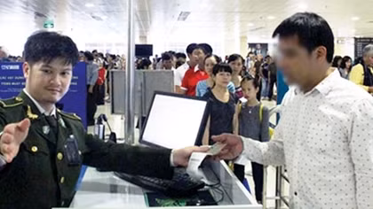 Làm giả giấy tờ đi máy bay vì tiếc chuyến du lịch miễn phí