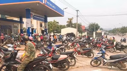 Người dân đổ xô đi mua xăng tích trữ khi giá giảm sâu