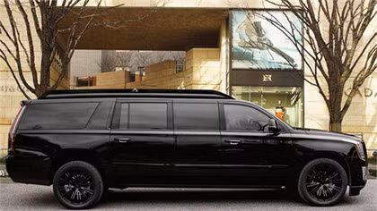 “Văn phòng hạng sang” trên SUV Lexani Cadillac Escalade bọc thép