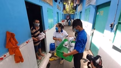 Nghĩa cử ấm lòng giữa mùa dịch