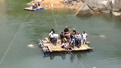 Nguy hiểm rình rập khi hàng trăm lượt người đi bè gỗ qua suối