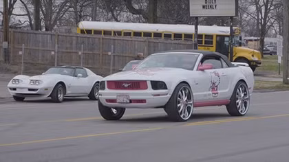 Người phụ nữ Mỹ độ xe cơ bắp Ford Mustang phiên bản… Hello Kitty