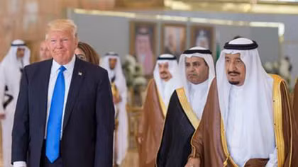 Chuyến đi “tránh bão” của Tổng thống Trump