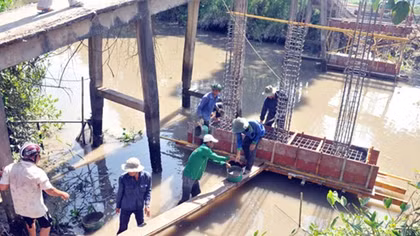 Những bô lão đi… xây cầu từ thiện