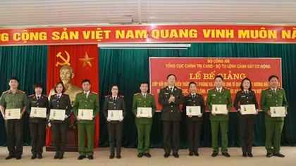 Bế giảng lớp bồi dưỡng kiến thức quốc phòng và an ninh