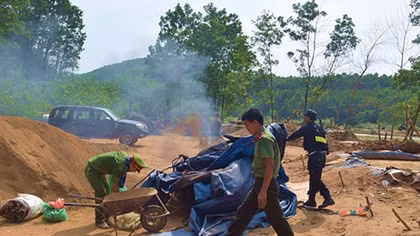 Cần hoàn thổ và đóng cửa mỏ vàng Bồng Miêu