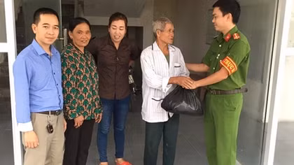 Công an giúp cụ ông đi lạc gần 30 km về nhà