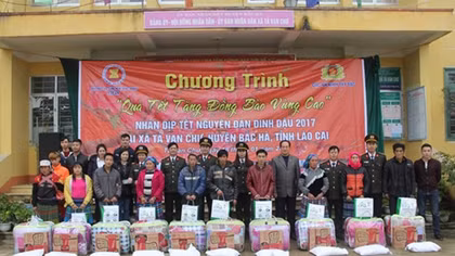 Những món quà Xuân của Cục an ninh Tây Bắc với đồng bào miền núi
