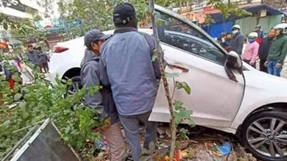 Ôtô con mất lái lao vào khu chợ làm nhiều người bị thương