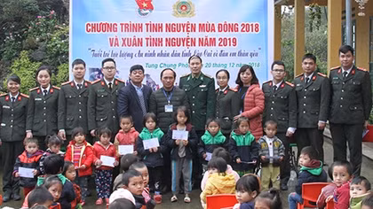 Thanh niên Công an tỉnh Lào Cai chung tay ủng hộ xây dựng nông thôn mới