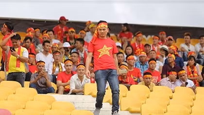 Hơn 200 CĐV Việt Nam đã tới sân Selayang thủ đô Kuala Lumpur cổ vũ đội nhà