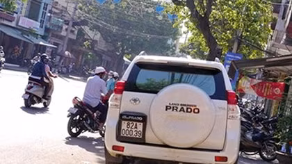 Ô tô tông nhiều xe máy trên đường, 6 người bị thương