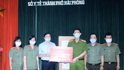 Trao tặng 200 triệu đồng và 30 nghìn khẩu trang cho Công an Đà Nẵng