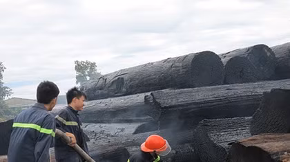 Cháy lớn tại bãi tập kết gỗ 