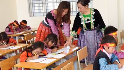 Dạy tiếng dân tộc theo chương trình mới bắt đầu từ học kỳ II